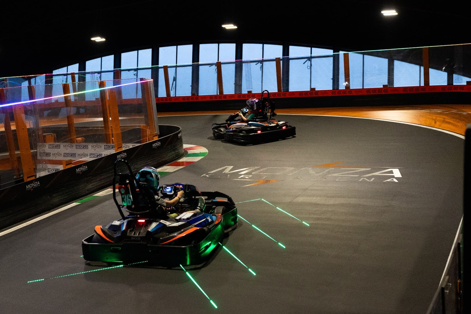 Kart in gara sulla pista indoor illuminata