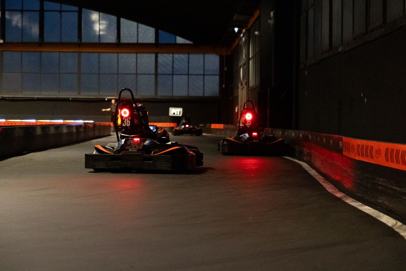 Kart in curva durante una gara indoor