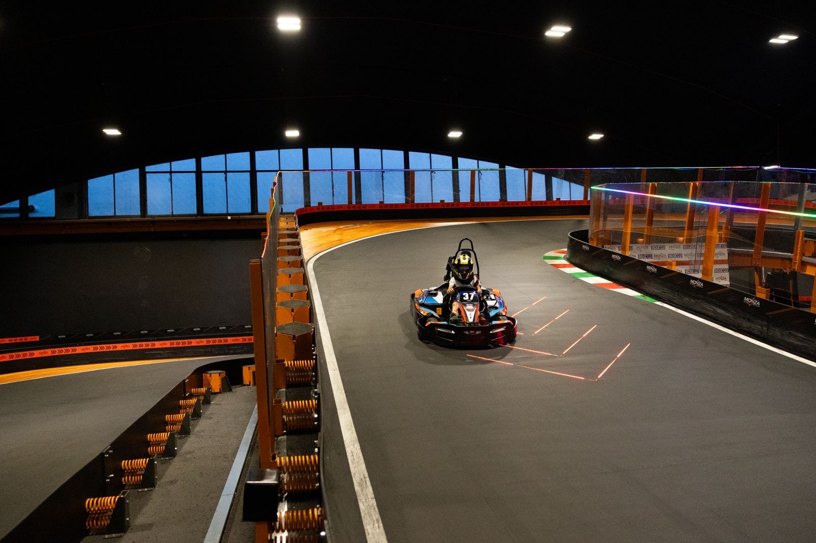 Pilota su un kart nella curva panoramica